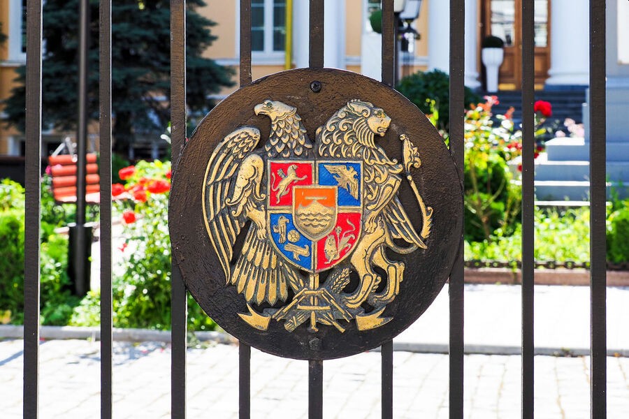 Пашинян подверг критике герб Армении