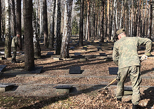 В Новосибирске военнослужащие подразделений противоздушной обороны ЦВО приняли участие в акции «Чистая память»