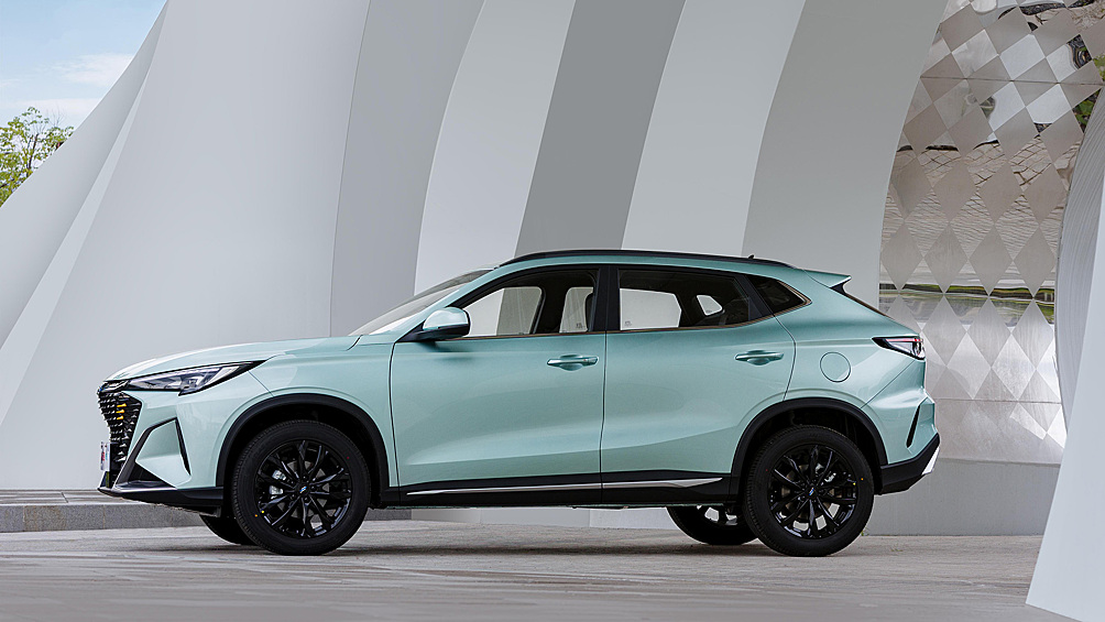 Ранее эта модель Changan уже демонстрировалась как прототип будущей Volga K30, но теперь выходит на российский рынок под оригинальным брендом. Кроссовер оснащён 1,5-литровым турбомотором на 188 л.с. и 7-ступенчатым роботом. Габариты — 4 540 × 1 860 × 1 620 мм при колёсной базе 2 715 мм. Несмотря на первоначальные ожидания осеннего старта, источники сообщают, что продажи в 2025 году маловероятны.