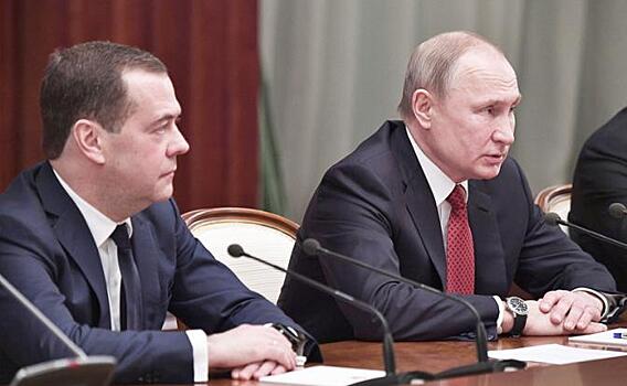 Медведев сдерживал амбиции Путина на «царство»