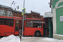 Автобус с пассажирами протаранил мечеть в Казани