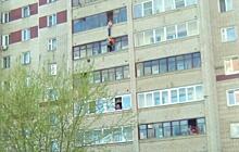 “Зайти в квартиру было невозможно, мать держала сына за руки”: В УМВД рассказали подробности спасения ребенка, который повис на балконе 6 этажа в Кирове