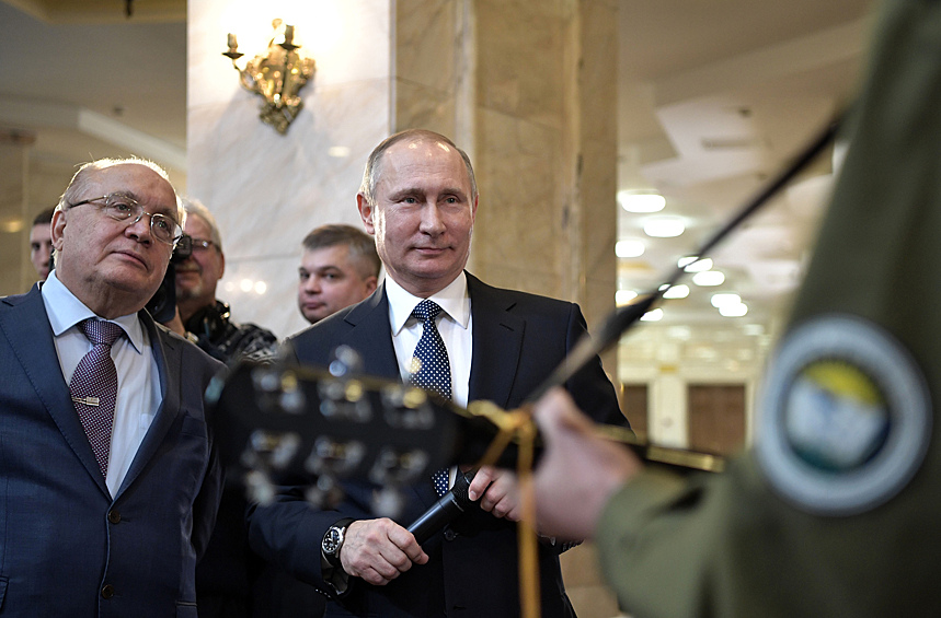 Президент России Владимир Путин на встрече со студентами МГУ спел под гитару песню «Четырнадцать минут до старта» («Заправлены в планшеты космические карты»)