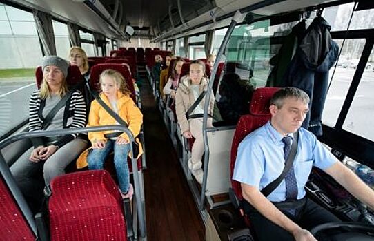 Дмитрий Медведев требует от взрослых пристегивать детей в автобусах