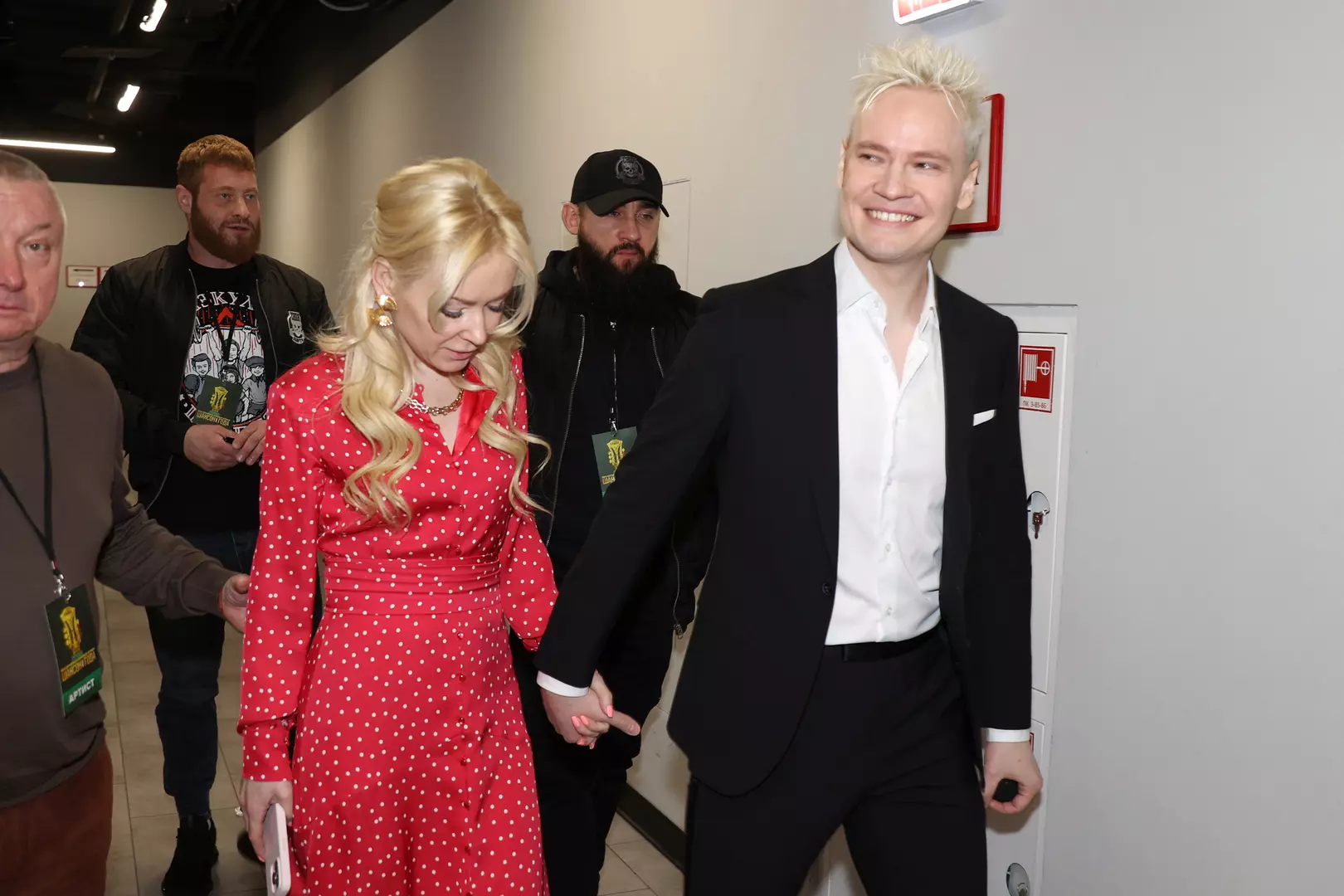 «Не просто платье и костюм»: сколько стоят свадебные наряды певца SHAMAN и Мизулиной