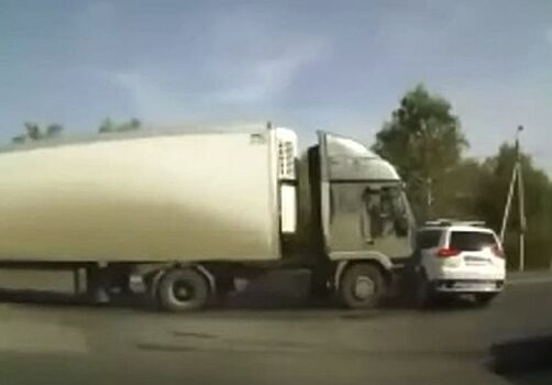 На выезде их Пензы большегруз протаранил две легковушки