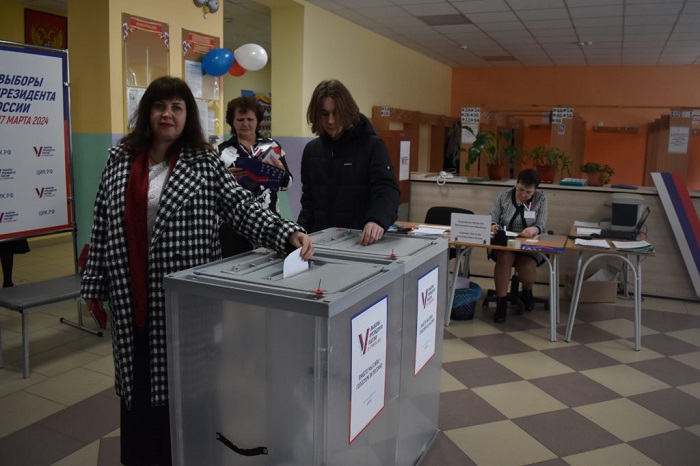 В городе Зверево 117 молодых граждан впервые приняли участие в выборах президента РФ