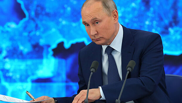 Путин получил внезапную записку во время совещания и задумался
