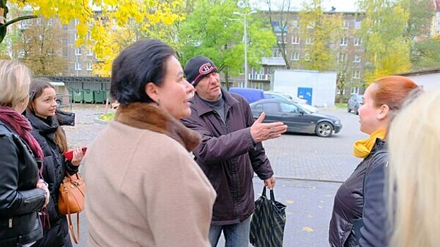 «Меня зовут Валера, у нас здесь тараканов куча»: жилец дома на ул. 1812 года пожаловался Дятловой на УК и соседей