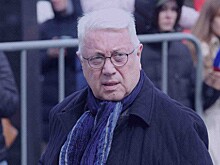 «На лестницу — с тростью, а на сцене танцую»: Владимир Винокур гневно отреагировал на слухи о завершении карьеры