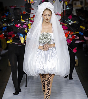 Джиджи Хадид в шикарном подвенечном платье, девушки-наперстки и образы в духе постмодернизма: смотрим сказочный показ Moschino