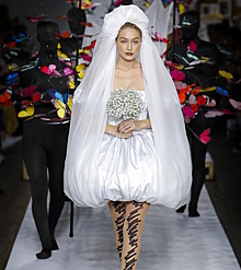 Джиджи Хадид в шикарном подвенечном платье, девушки-наперстки и образы в духе постмодернизма: смотрим сказочный показ Moschino