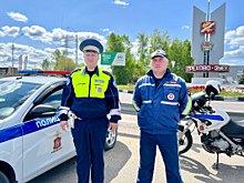 В подмосковном Орехово-Зуево сотрудник Госавтоинспекции помог потушить загоревшийся на дороге автомобиль