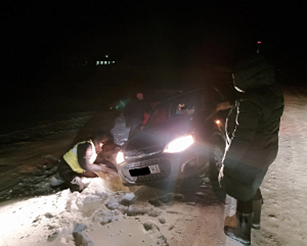 В Самарской области сотрудники полиции оказали помощь женщине-водителю, оказавшейся в трудной дорожной ситуации