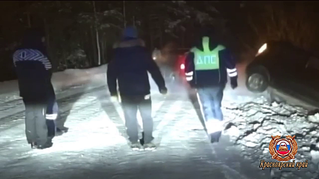 Автоинспекторы помогли семье с младенцем, чья машина слетела с трассы в сугроб в Красноярском крае