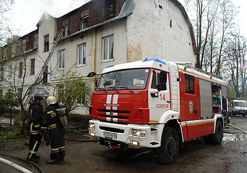 Пожарные спасли двух человек при возгорании в квартире