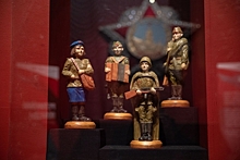 Солдатики, сделанные из Кремлевской ели, переданы в дар Музею Победы
