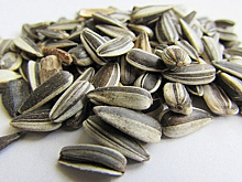 В Сызрани мужчина посыпает автомобили неизвестными семенами