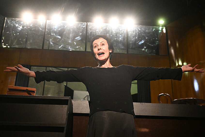 Директор Театра на Таганке актриса Ирина Апексимова выступает во время сбора труппы перед открытием 60-го театрального сезона, Москва, 1 августа 2023 года