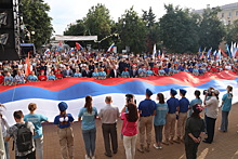 В Калуге отметили День флага России