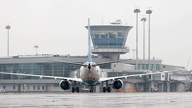 Boeing с треснувшим стеклом приземлился в Шереметьево