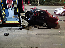 В Волгограде молодой водитель «Приоры» погиб в «лобовом» столкновении с троллейбусом. Не выжила и пассажирка
