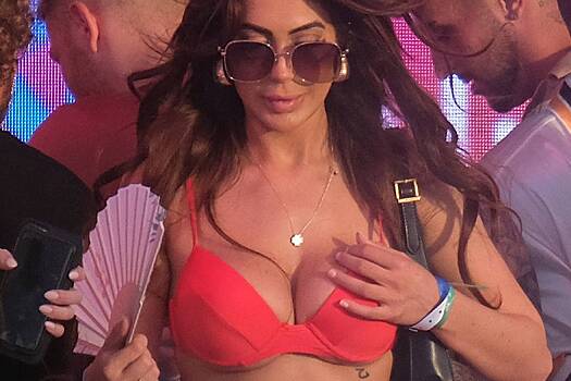 Популярная телезвезда попала в объектив папарацци в ярком купальнике