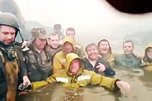 Пожарные-десантники в Тюменской области спаслись от огня в воде