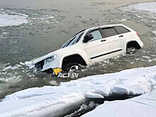 В Оби выловили вмерзший в лед внедорожник Jeep