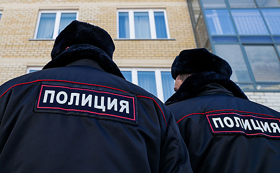 Тела двух взрослых и ребенка нашли в квартире российского региона