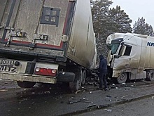 Два человека погибли в аварии с тремя фурами и одним легковым автомобилем в Челябинской области