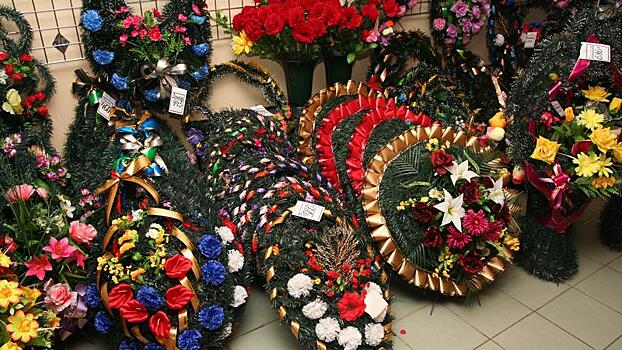 Венки и гробы арестовали судебные приставы у должницы-предпринимательницы