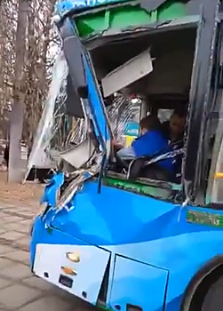 Пассажиры пострадали при столкновении автобуса с грузовиком в Новокузнецке