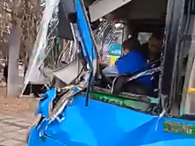 Пассажиры пострадали при столкновении автобуса с грузовиком в Новокузнецке