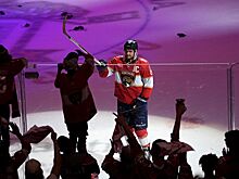 Нападающий Флориды Александр Барков выиграл Селке Трофи, приз лучшему нападающему оборонительного плана в НХЛ