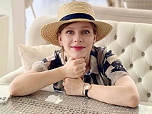 Лиза Арзамасова продемонстрировала осиную талию в платье с поясом