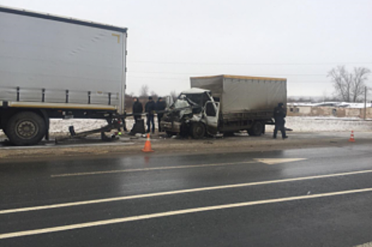 Житель Самары, управлявший ГАЗ-331061, погиб, столкнувшись с фурой Volvo