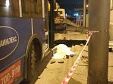 Бетонная плита упала на женщину-водителя и ее автомобиль в Новосибирске