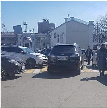 «Это же Lexus»: горе-водитель по-хамски припарковался в центре Владивостока