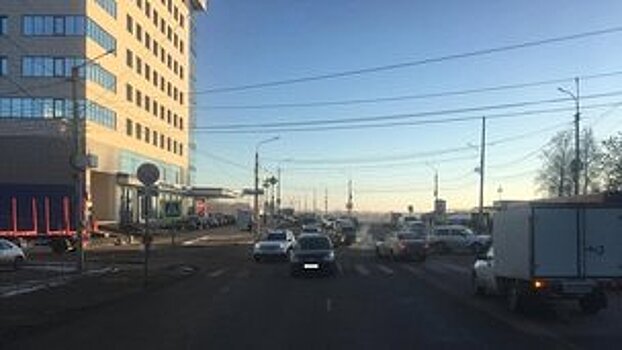          На пешеходном переходе у старого моста водитель «Ниссана» сбил женщину       