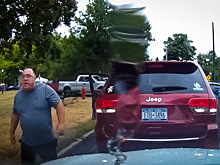 Мгновенное наказание: водитель полез в драку, забыв остановить машину