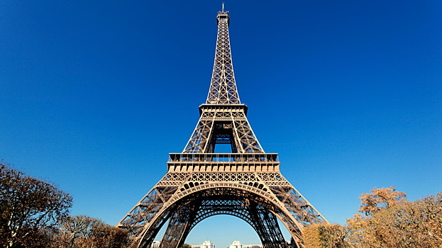 Россиянин выжил после падения с мини‑версии Эйфелевой башни