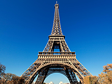 Россиянин выжил после падения с мини‑версии Эйфелевой башни
