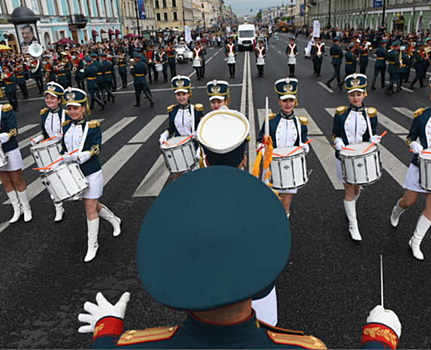 В Петербурге стартовало шествие 800 военных музыкантов