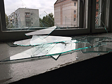 На Ленинском проспекте заменили стекло в подъезде многоквартирного дома