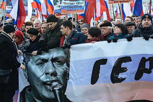 Память Немцова почтили маршем