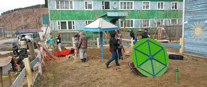 Детвора из района речного порта в Олекминске получила обновленную площадку