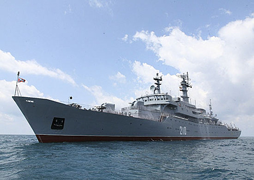 Учебный корабль ВМФ России «Смольный» вошёл в Черное море