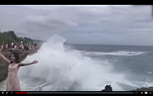 Видео: огромная волна сбила туристку с утеса, пока та делала фото в Instagram