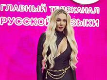 Анна Седокова предстала в комбинезоне с глубоким декольте